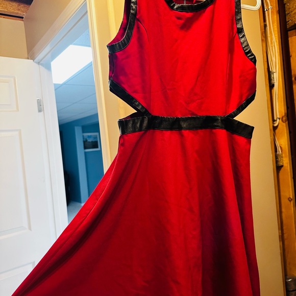 Simons dress with leather like edging - Picture 11 of 11